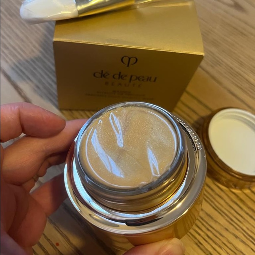 Clé de Peau Gold Radiance Mask - Picture 4 of 7